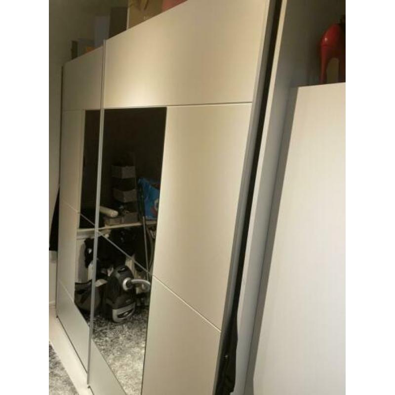Kledingkast met spiegel 210x220 wit zelf uit elkaar halen