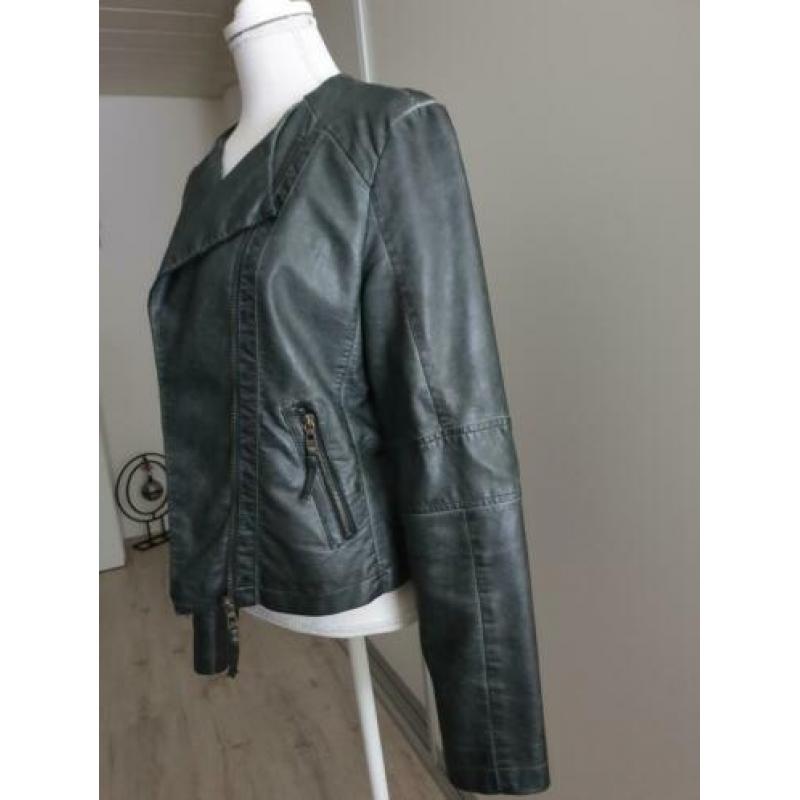 Heel stoer:leather look jasje in donker grijs. 38