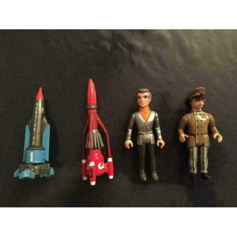 9 thunderbird poppetjes en twee raketten