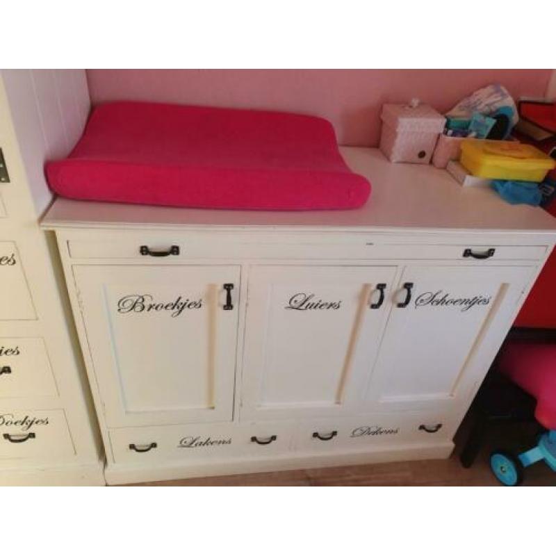 Kledingkast en commode