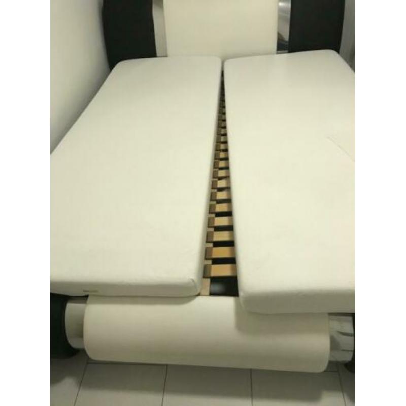 Mooi bed met kunstleer
