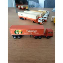 T.k. vrachtwagens en bus schaal 1:87