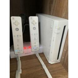 Goed werkende Wii met 4 controlers en 18 spellen.