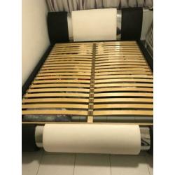 Mooi bed met kunstleer