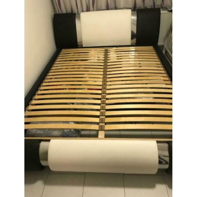 Mooi bed met kunstleer