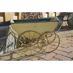 Antieke poppenwagen