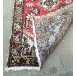 Vintage tapijt rood wit bruin 112 x 64