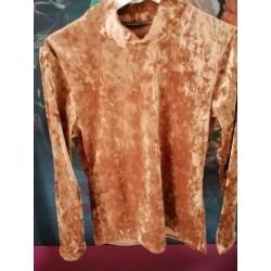 Stapeltje dameskleding: broek, shirts, jurkje