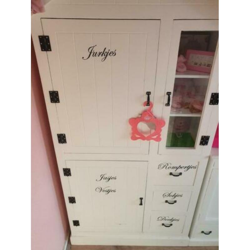 Kledingkast en commode