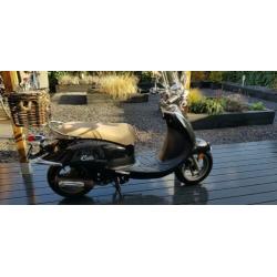 Sym Cello snorscooter. Zwart. Middenstandaard.