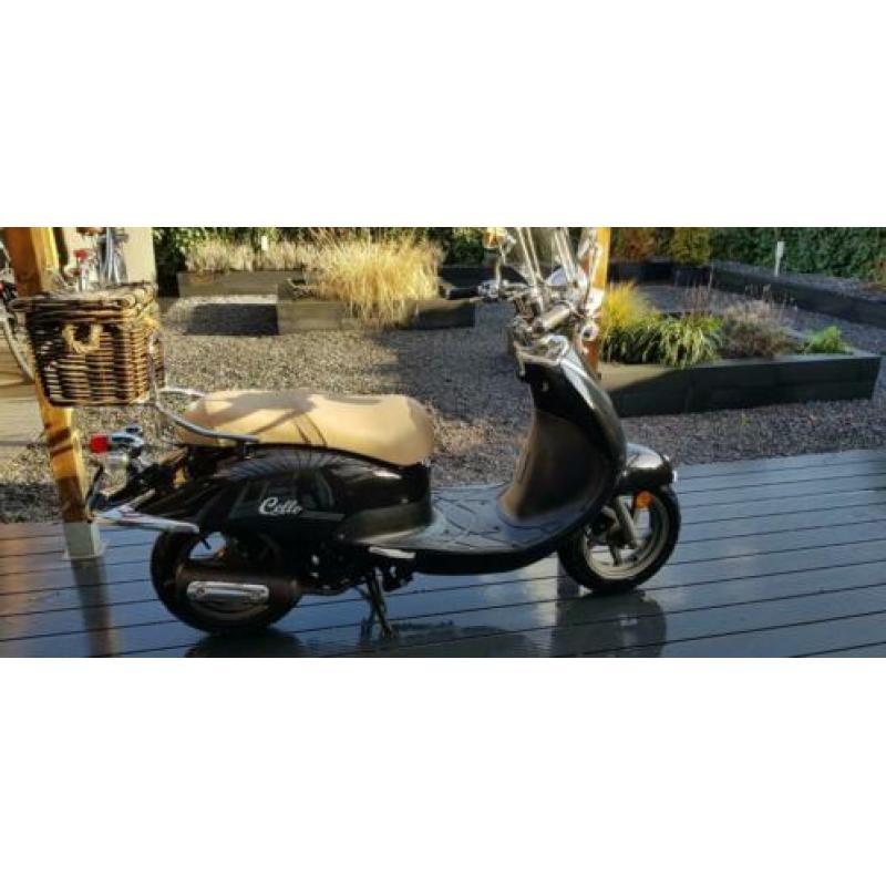 Sym Cello snorscooter. Zwart. Middenstandaard.