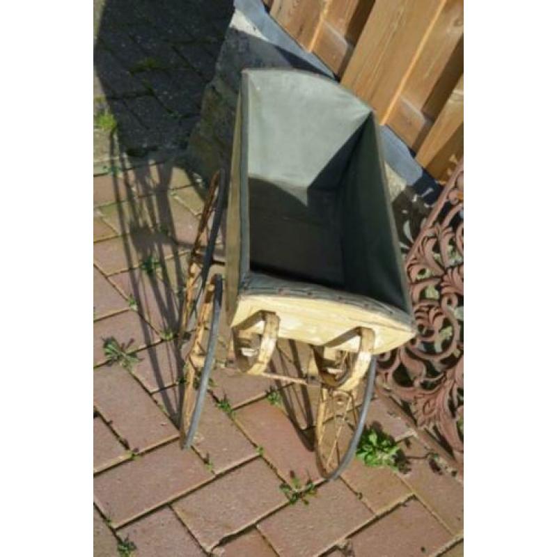 Antieke poppenwagen