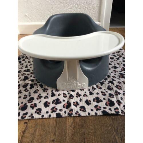Grijze bumbo Seat met wit plankje.