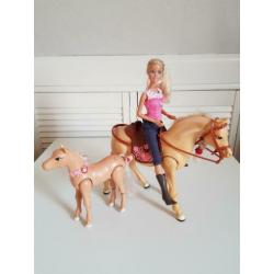 Barbie met paard en veulen