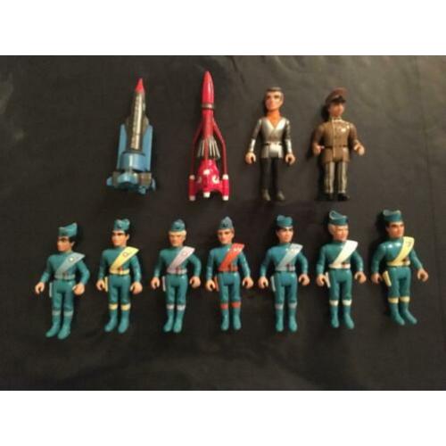 9 thunderbird poppetjes en twee raketten
