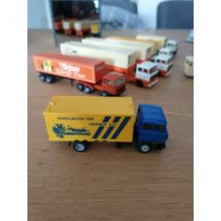 T.k. vrachtwagens en bus schaal 1:87