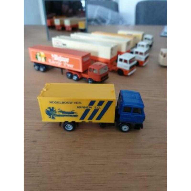 T.k. vrachtwagens en bus schaal 1:87