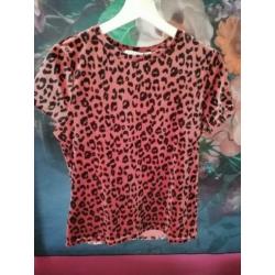 Stapeltje dameskleding: broek, shirts, jurkje