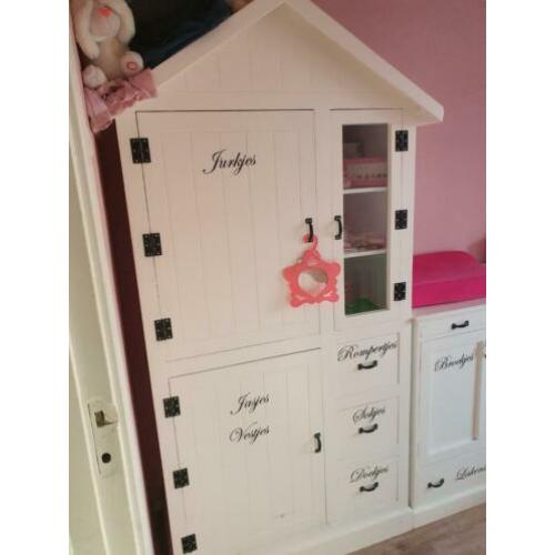 Kledingkast en commode