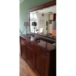 Zeer mooie kersenhouten dressoir met spiegel.