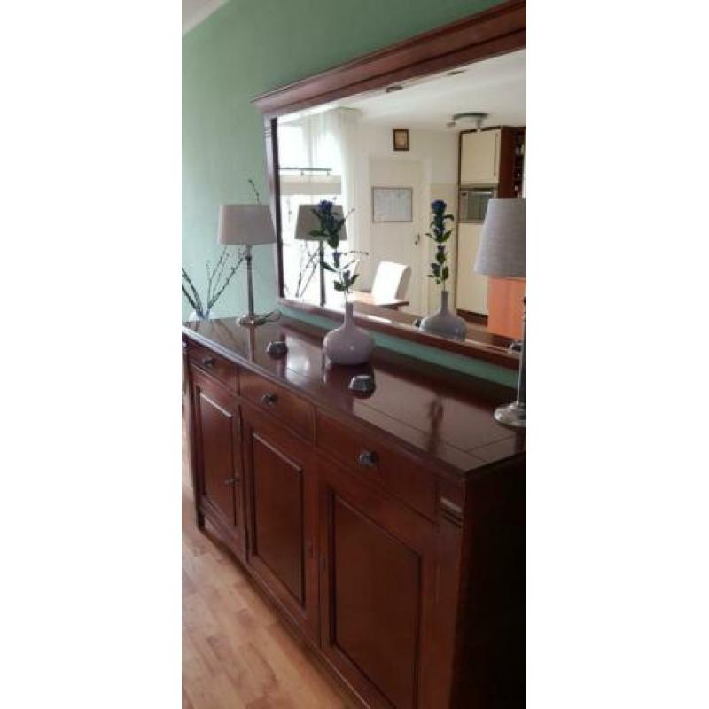 Zeer mooie kersenhouten dressoir met spiegel.
