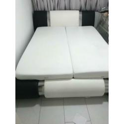 Mooi bed met kunstleer
