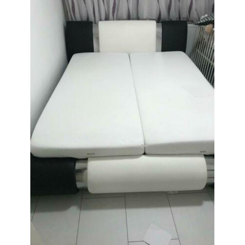 Mooi bed met kunstleer