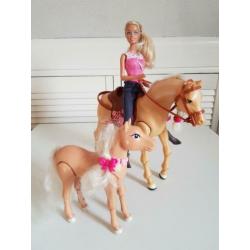 Barbie met paard en veulen