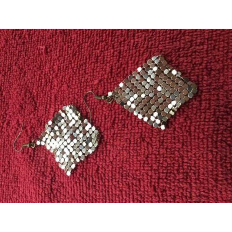 Veel oorbellen oorhangers oorknopjes 0,50 euro per setje