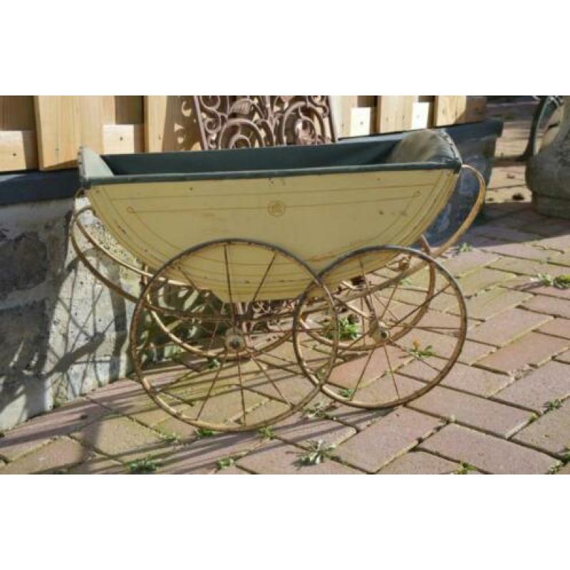 Antieke poppenwagen