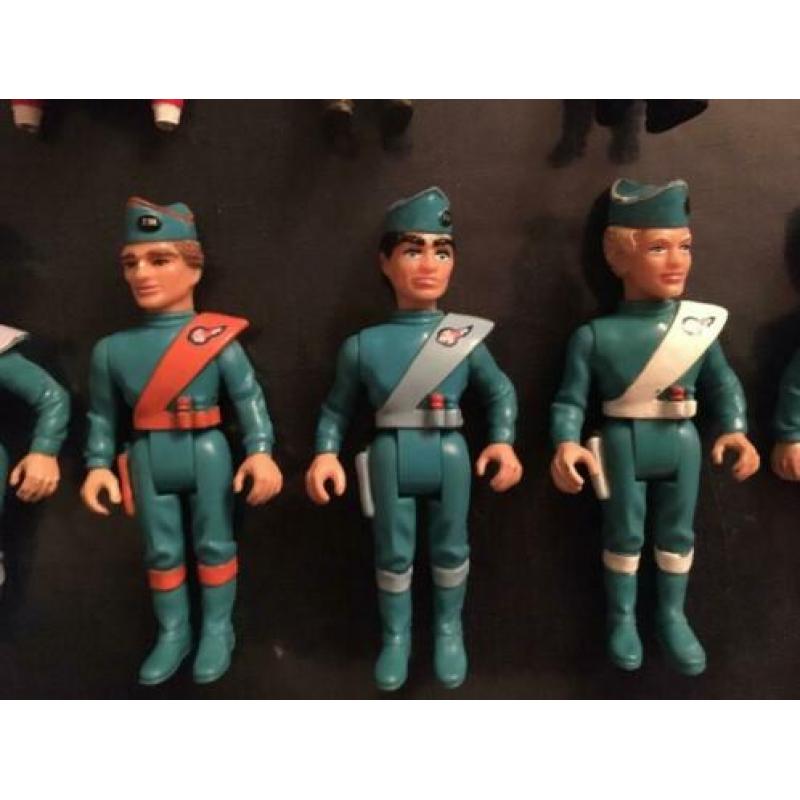 9 thunderbird poppetjes en twee raketten
