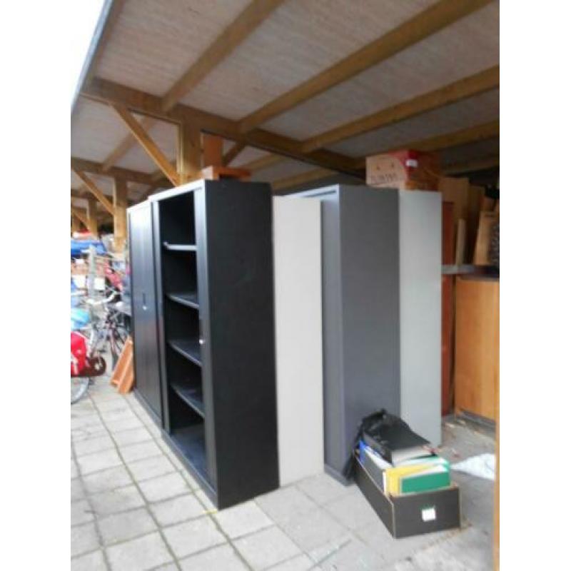 archief kast (en) div kleuren rol en draaideur