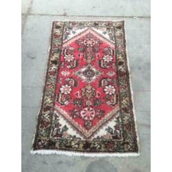 Vintage tapijt rood wit bruin 112 x 64