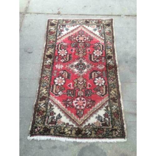 Vintage tapijt rood wit bruin 112 x 64