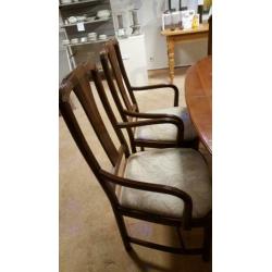 Tafel met 6 stoelen uitschuifbaar