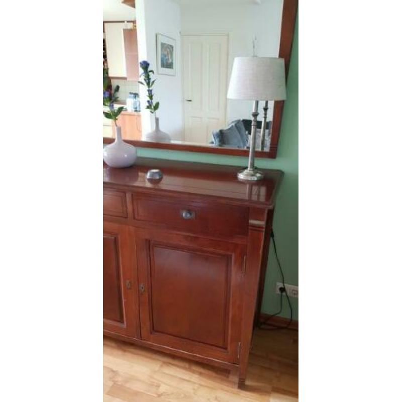 Zeer mooie kersenhouten dressoir met spiegel.