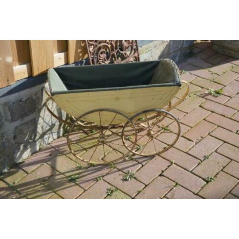 Antieke poppenwagen