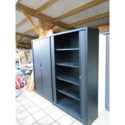 archief kast (en) div kleuren rol en draaideur