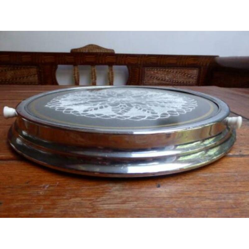 Art deco taartschaal met kanten kleedje achter glas op draai