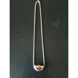 Zilveren vintage ketting met cabochon barnsteentje.
