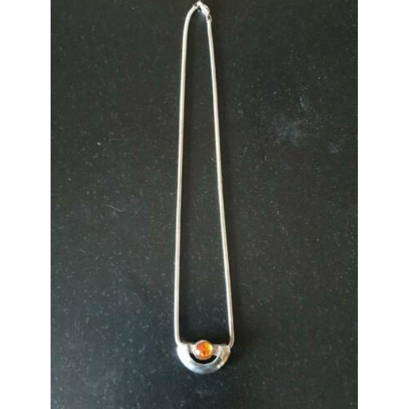 Zilveren vintage ketting met cabochon barnsteentje.