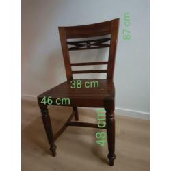 Vier mooie houten stoelen.