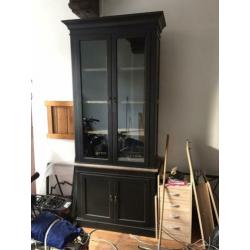 Eettafel 2.5 x 1.1 m gebrand eiken + vitrinekast