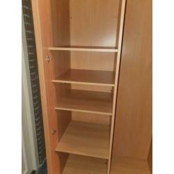 Kledingkast, speelgoedkast en bureau met kastje