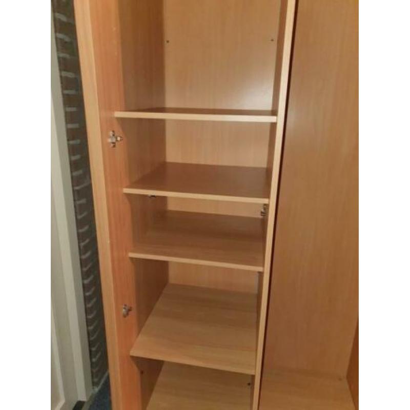 Kledingkast, speelgoedkast en bureau met kastje