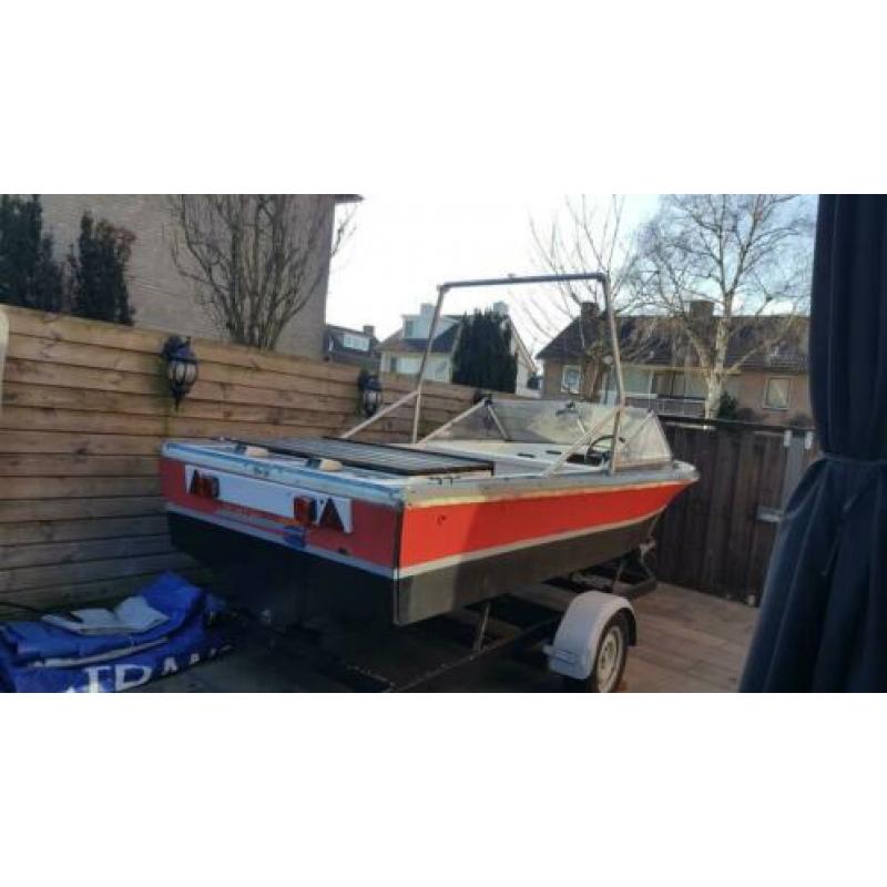 Boot met kanteltrailer