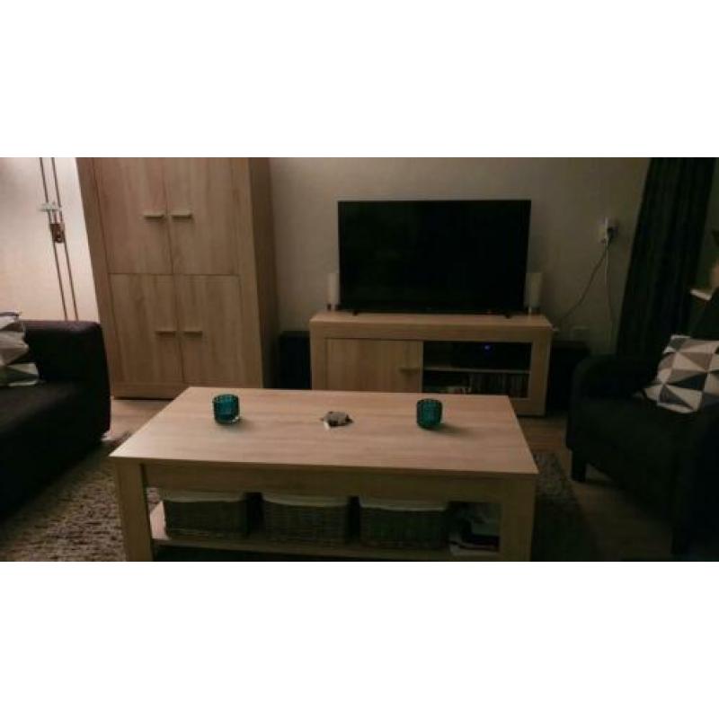 Complete inboedel (Kasten, tafel, bank en eethoek)