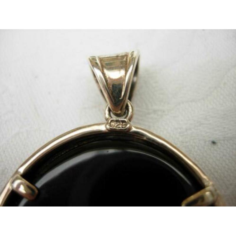 Zilveren Hanger met vrouwenfiguur.