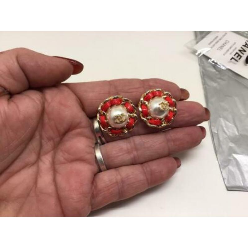 Chanel oorbellen goudkleurig metaal met rood leer