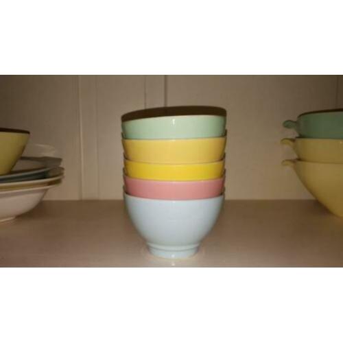 Pastel spoelkommetje op voet (Regout)